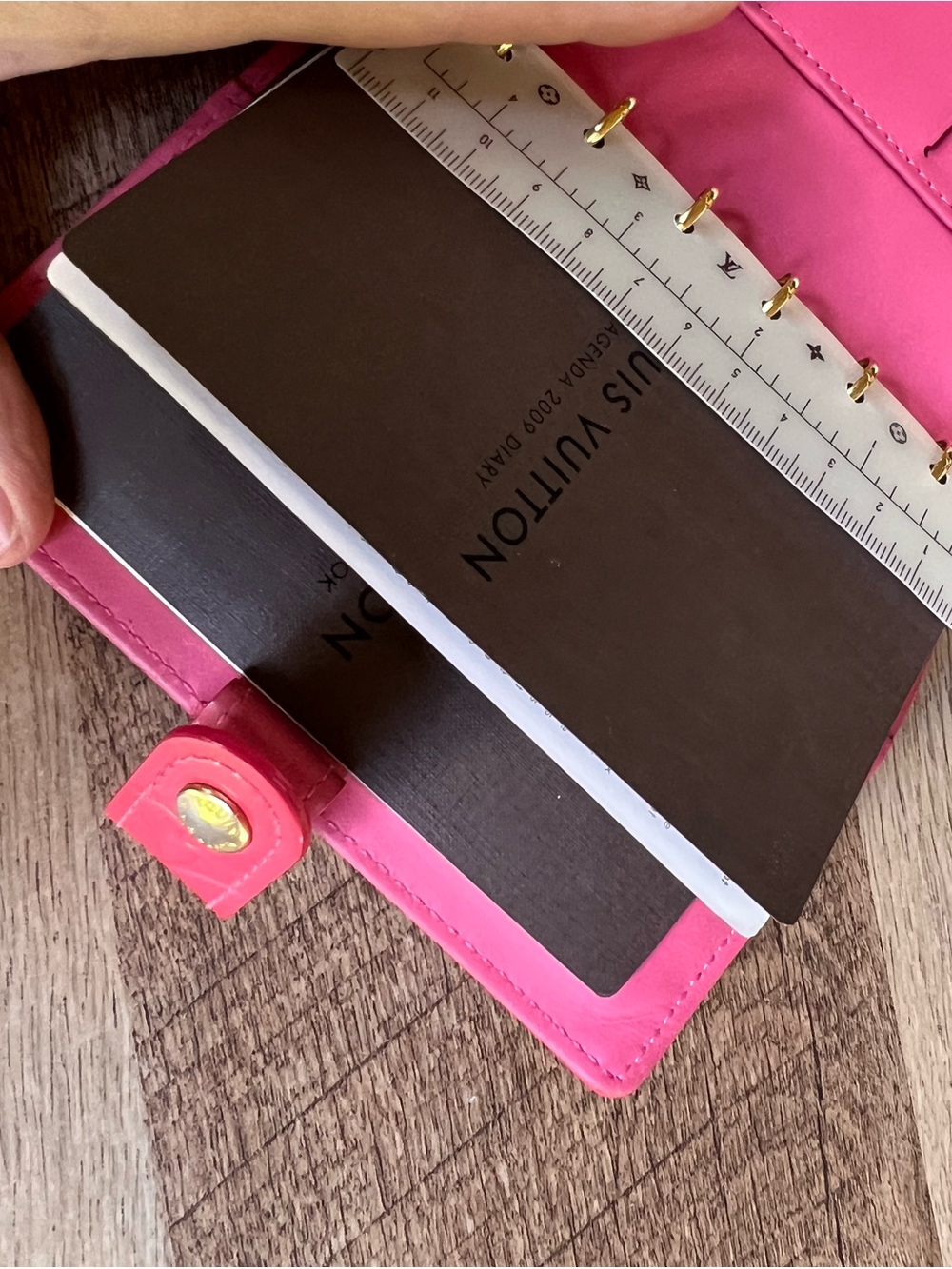 Louis Vuitton Vernis Monogram Small Agenda Cover in Shiny Rose Pop Hot Pink - Picture 6 of 10